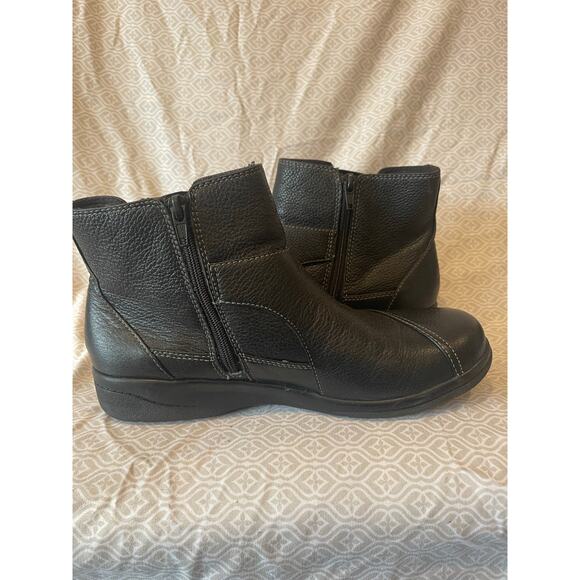 Clarks Women's Cheyn Work Boot‎ Black Pebbled Leather Ankle Zip Size 7.5 - Picture 7 of 9